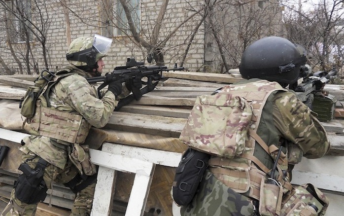 Lực lượng an ninh Nga đột kích vào một ngôi nhà ở khu vực Dagestan. Ảnh: RIA Novosti
