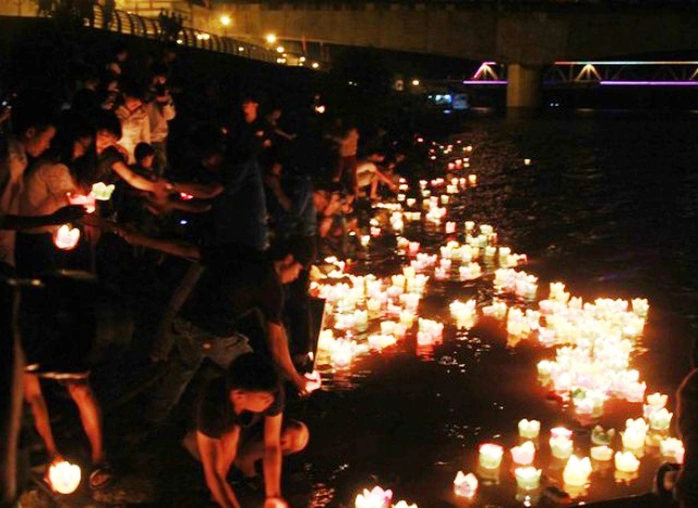 Hơn 10.000 chiếc đèn hoa đăng được thả xuống sông Mã để tưởng nhớ các liệt sĩ hi sinh bảo vệ cầu Hàm Rồng