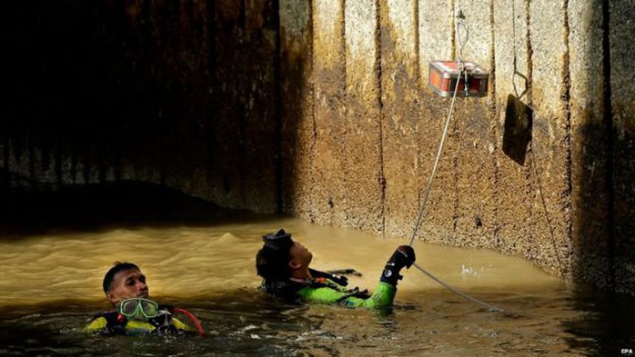Thợ lặn tìm được những mảnh vỡ còn lại của quả bom ném xuống sông hôm 18-8. Ảnh: EPA