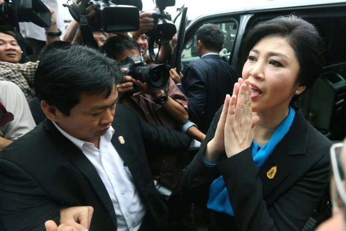 Bà Yingluck chào người ủng hộ khi rời tòa án hôm 31-8. Ảnh: EPA