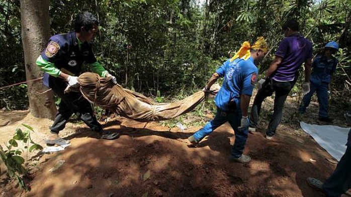 Thủ tướng Malaysia Najib Razak tuyên bố sẽ tìm ra những kẻ phải chịu trách nhiệm về những ngôi mộ tập thể. Ảnh: Reuters