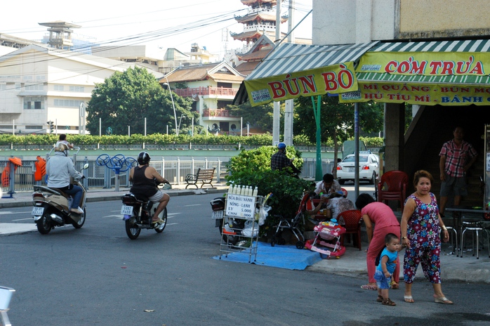 Thậm chí sâm lạnh, cà phê tràn xuống lòng đường, Hoàng Sa, p9,q3