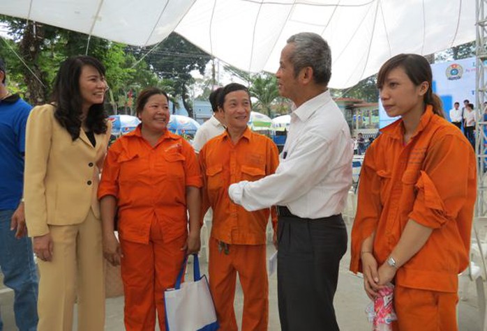 Chủ tịch Tổng LĐLĐ Việt Nam Đặng Ngọc Tùng trao đổi với công nhân tại lễ khai mạc “Tháng công nhân” lần 6/2014, tại TP HCM