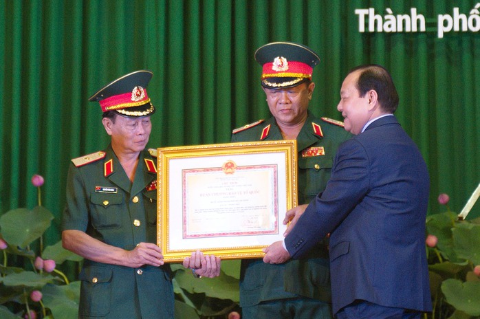 Ủy viên Bộ Chính trị, Bí thư Thành ủy TP HCM Lê Thanh Hải thay mặt lãnh đạo Đảng, nhà nước trao tặng Huân chương Bảo vệ Tổ quốc hạng nhất cho LLVT TP HCM