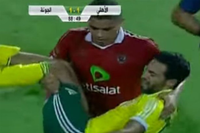 Không chịu nổi thói câu giờ của đối phương, cầu thủ của Al Ahly đã bế cầu thủ chấn thương ra sân