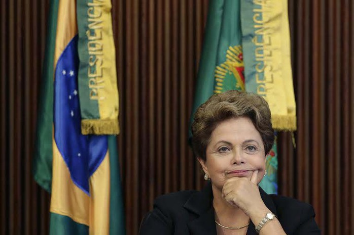 Tổng thống Brazil Dilma Rousseff đang đối mặt nhiều sức ép do vụ bê bối tham nhũng tại Công ty Dầu nhà nước PetrobrasẢnh: Reuters