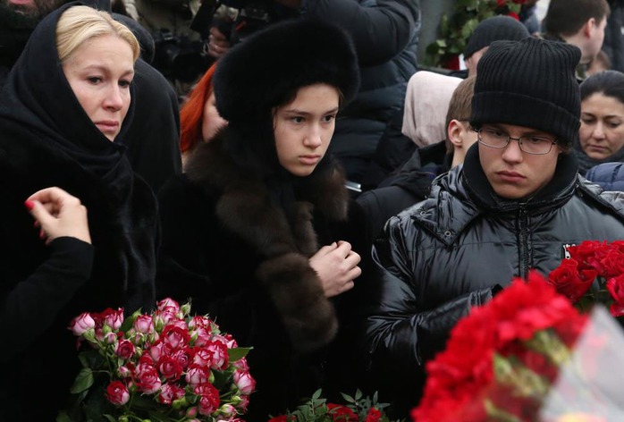 Bà Ekaterina Odintsova và 2 con đến tiễn biệt ông Boris NemtsovẢnh: ITAR-TASS