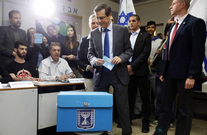 Ông Isaac Herzog bỏ phiếu  Ảnh: Reuters