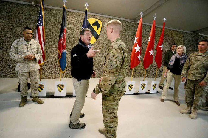 Bộ trưởng Quốc phòng Ashton Carter trò chuyện với các quân nhân Mỹ ở Afghanistan hôm 22-2 Ảnh: AP