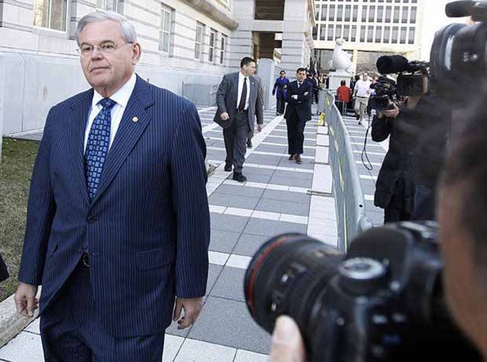 Thượng nghị sĩ Bob Menendez rời tòa án liên bang ở TP Newark, bang New Jersey hôm 2-4.Ảnh: NJ.com