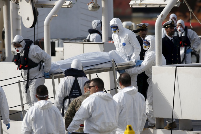 Các binh sĩ Malta đưa thi thể nạn nhân tới cảng Valletta của nước này hôm 20-4Ảnh: REUTERS