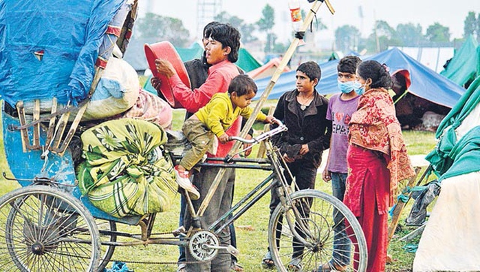 Một gia đình người Nepal gói ghém tài sản rời lều tạm trở về nhà ở Kathmandu Ảnh: Hindustan Times