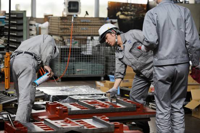 Tăng trưởng kinh tế châu Á sẽ dẫn đầu thế giới bất chấp Trung Quốc chậm lại. Trong ảnh: Công nhân làm việc tại nhà máy của Công ty Osaka Machine Tool tại Nhật BảnẢnh: BLOOMBERG