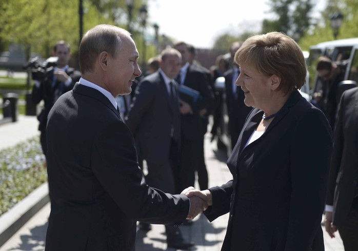 Tổng thống Nga Vladimir Putin và Thủ tướng Đức Angela Merkel tại lễ đặt vòng hoa trên mộ chiến sĩ  vô danh ở Moscow hôm 10-5Ảnh: REUTERS