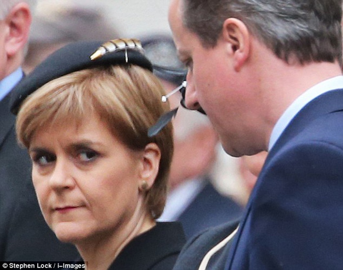Thủ tướng Anh David Cameron và bà Nicola Sturgeon tại lễ kỷ niệm 70 năm kết thúc Thế chiến thứ haiẢnh: DAILY MAIL