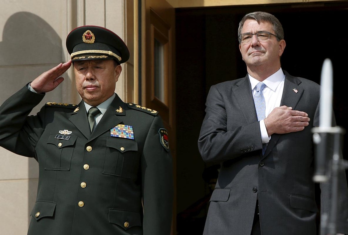 Bộ trưởng Quốc phòng Mỹ Ashton Carter (phải) đón tiếp tướng Phạm Trường Long tại Lầu Năm Góc hôm 11-6Ảnh: REUTERS
