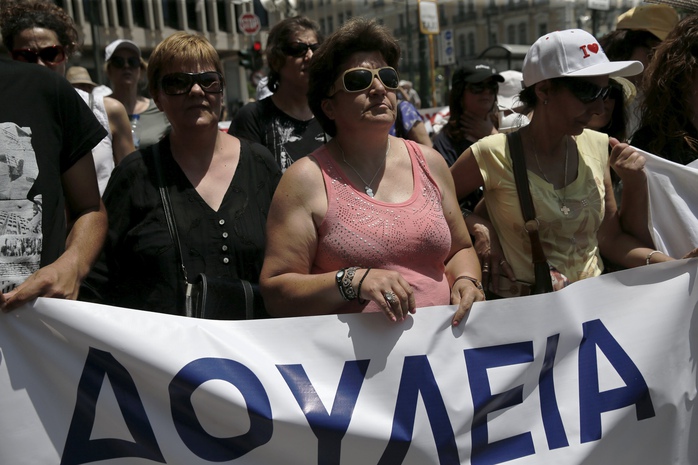 Các nhân viên vệ sinh trường học biểu tình bên ngoài Bộ Lao động và Thống nhất Xã hội Hy Lạp 
tại Athens hôm 15-6Ảnh: REUTERS