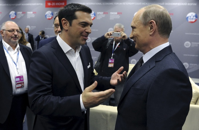 Thủ tướng Hy Lạp Alexis Tsipras (trái) gặp gỡ Tổng thống Nga Vladimir Putin bên lề Diễn đàn Kinh tế quốc tế ở St. Petersburg - Nga tối 19-6Ảnh: REUTERS