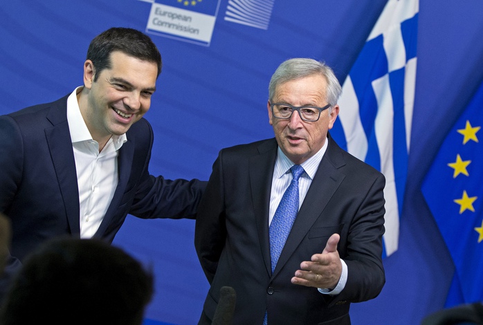 Chủ tịch Hội đồng châu Âu Jean Claude Juncker chào đón Thủ tướng Hy Lạp Alexis Tsipras (trái) tại cuộc gặp hôm 22-6Ảnh: Reuters