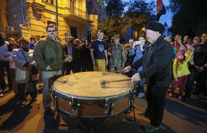 Những người ủng hộ tổ chức “Right Sector” biểu tình bên ngoài Văn phòng Tổng thống Ukraine đêm 12-7Ảnh: TASS