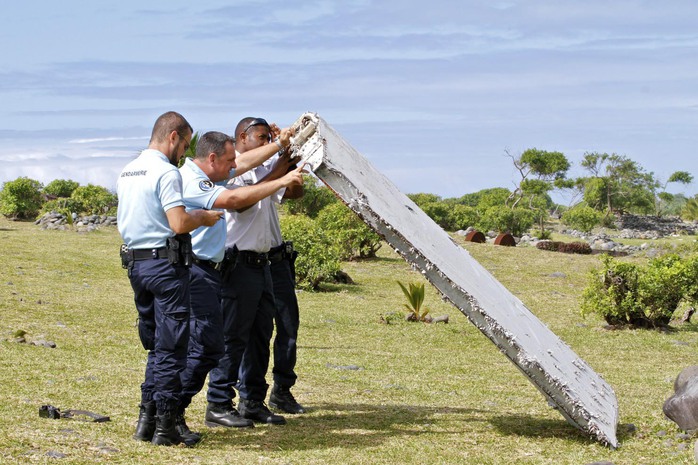 Cảnh sát Pháp xem xét mảnh vỡ trên đảo ReunionẢnh: AP
