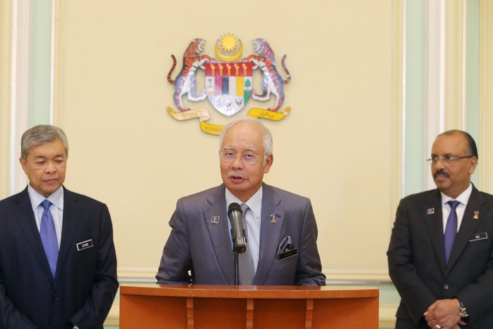Thủ tướng Malaysia Najib Razak (giữa) công bố quyết định cải tổ nội các hôm 28-7 Ảnh: Reuters