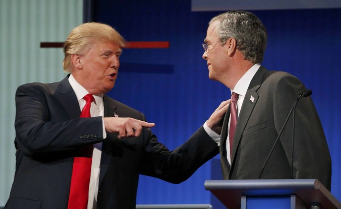 Tỉ phú Donald Trump (trái) và cựu Thống đốc Florida Jeb Bush Ảnh: REUTERS