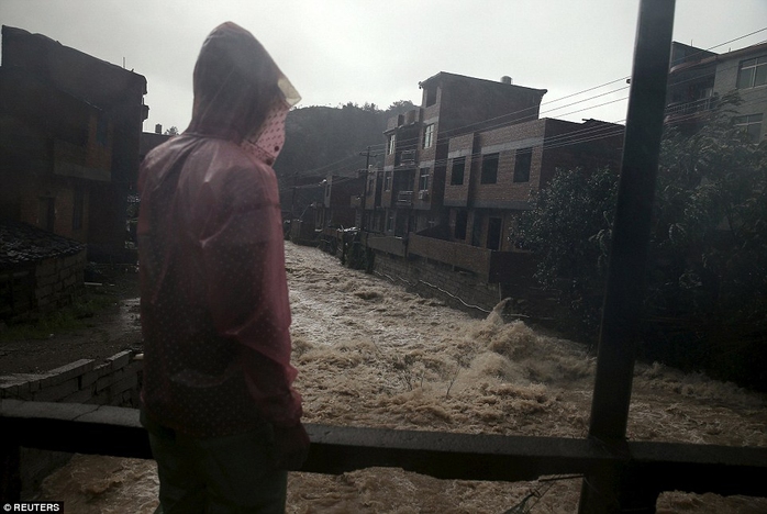 Đường phố ở TP Ninh Đức, tỉnh Phúc Kiến chìm trong nước lũ sau khi bão Soudelor đổ bộẢnh: Reuters