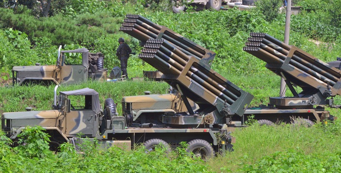 Hàn Quốc triển khai hệ thống tên lửa đa nòng (MLRS) ở gần biên giới với Triều Tiên  hôm 23-8Ảnh: REUTERS