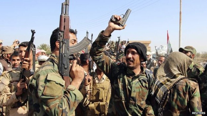 Hàng chục ngàn binh sĩ Iraq và các tay súng Shiite tập trung ở thị trấn Samarra hôm 1-3
Ảnh: Reuter