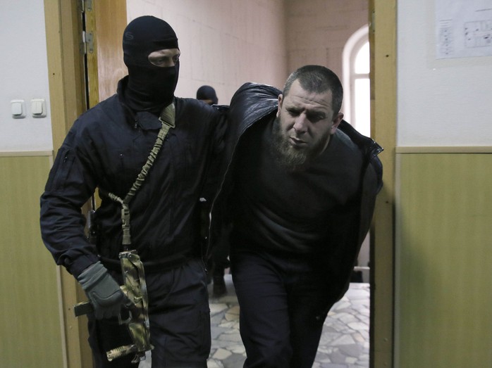 Nghi can Tamerlan Eskerkhanov bị cáo buộc liên quan đến vụ sát hại ông Nemtsov xuất hiện tại tòa án 
ở Moscow - Nga hôm 8-3 Ảnh: Reuters