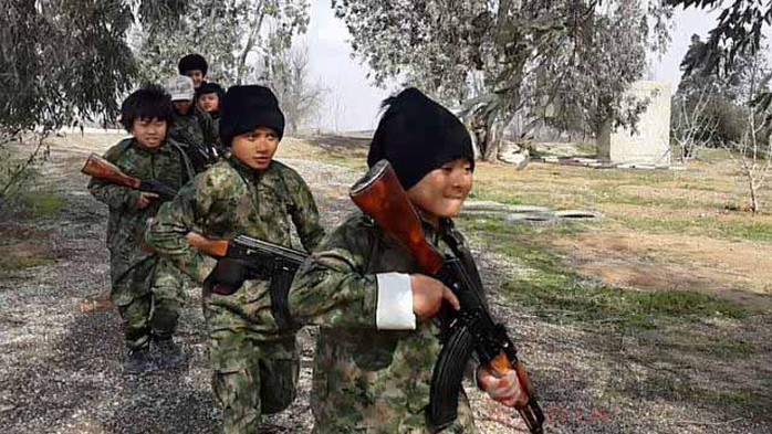 Trẻ em từ Đông Nam Á học sử dụng vũ khí trong đoạn video của IS  Ảnh:  AZZAM MEDIA