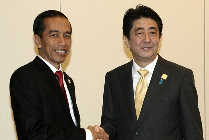 Tổng thống Indonesia Joko Widodo (trái) và Thủ tướng Nhật Bản Shinzo Abe (phải) trong một cuộc gặp ở Bắc Kinh – Trung Quốc hồi tháng 11-2014. Ảnh: European Pressphoto Agency