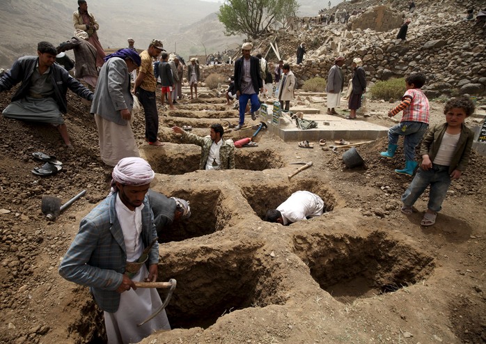 Người dân đào huyệt để chôn các nạn nhân của một vụ không kích tại làng Okash ở gần thủ đô Sanaa - Yemen hôm 4-4Ảnh: Reuters