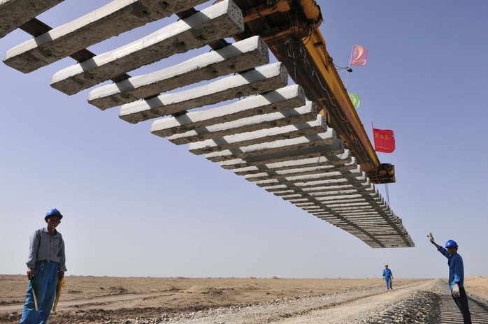 Công nhân xây dựng đường sắt ở Tân Cương - Trung QuốcẢnh: REUTERS