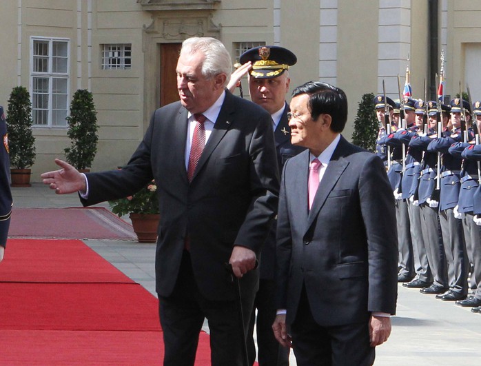 Tổng thống Cộng hòa Czech Milos Zeman đón Chủ tịch nước Trương Tấn SangẢnh: TTXVN