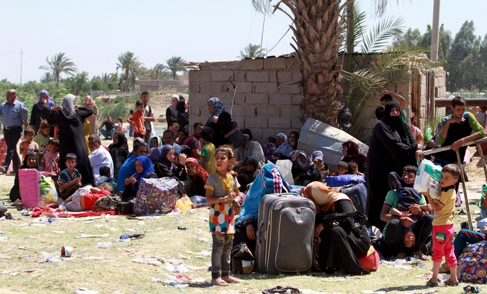 Người dân TP Ramadi chạy trốn bom đạn đến ngoại ô thủ đô Baghdad hôm 17-5Ảnh: REUTERS