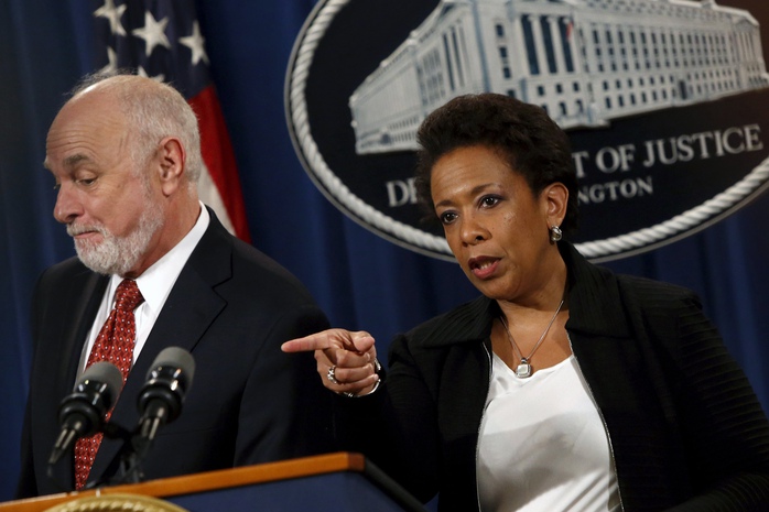 Bộ trưởng Tư pháp Mỹ Loretta Lynch thông báo “bản án” đối với 6 ngân hàng toàn cầu  Ảnh: REUTERS