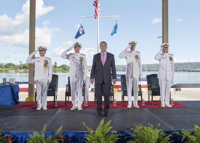 Bộ trưởng Quốc phòng Ashton Carter (giữa) tại lễ nhậm chức của Đô đốc Harry Harris (bìa trái) Ảnh: Hải quân Mỹ