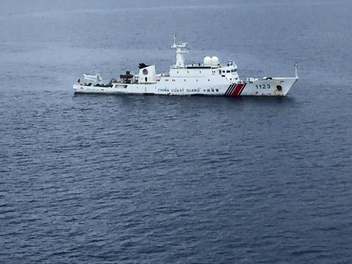 Bức ảnh được Bộ trưởng An ninh quốc gia Malaysia Shahidan Kassim khẳng định là tàu Trung Quốc  thả neo ở bãi đá LuconiaẢnh: FACEBOOK