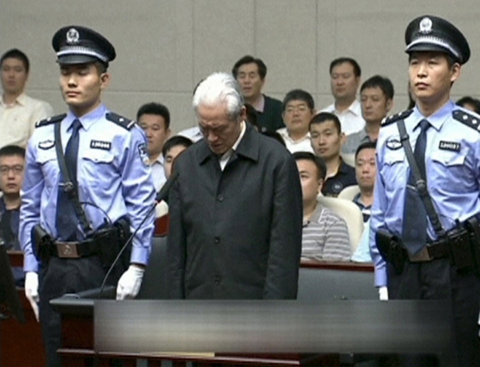 Ông Chu Vĩnh Khang cúi đầu tại phiên tòaẢnh: Reuters
