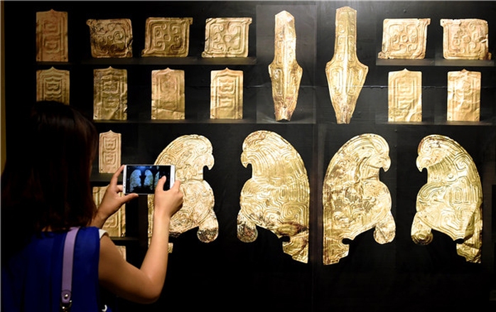 Khách tham quan 32 đồ trang trí bằng vàng vừa được trao trả ở Viện Bảo tàng tỉnh Cam Túc vào tuần trước
Ảnh: 
CHINA DAILY