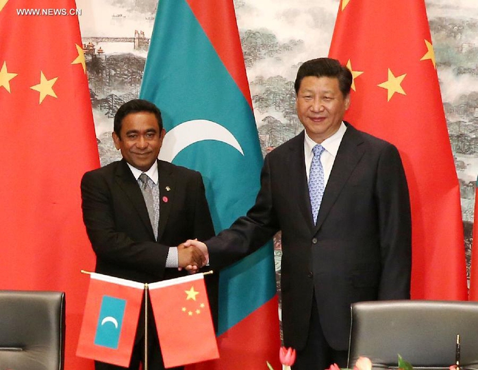 Tổng thống Maldives Abdulla Yameen (trái) bắt tay Chủ tịch Trung Quốc Tập Cận Bình trong chuyến thăm Giang Tô – Trung Quốc năm 2014 Ảnh: Tân Hoa Xã