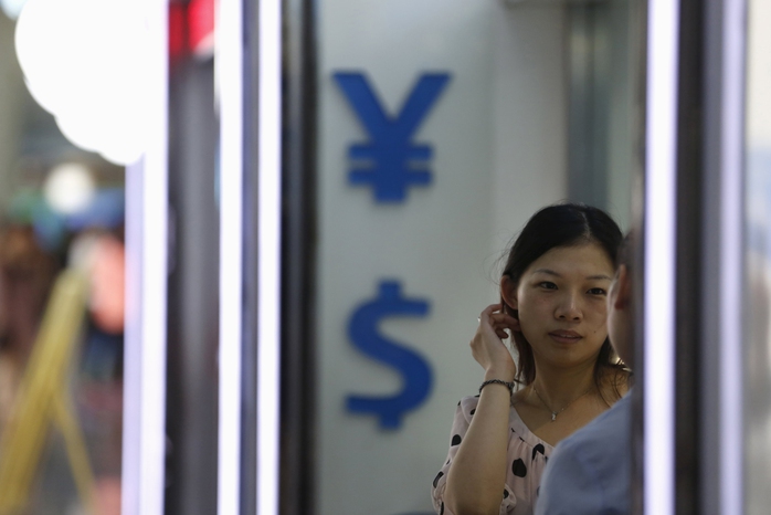 Một cửa hàng đổi ngoại tệ ở TP Thượng Hải - Trung Quốc ngày 14-8
 Ảnh: REUTERS