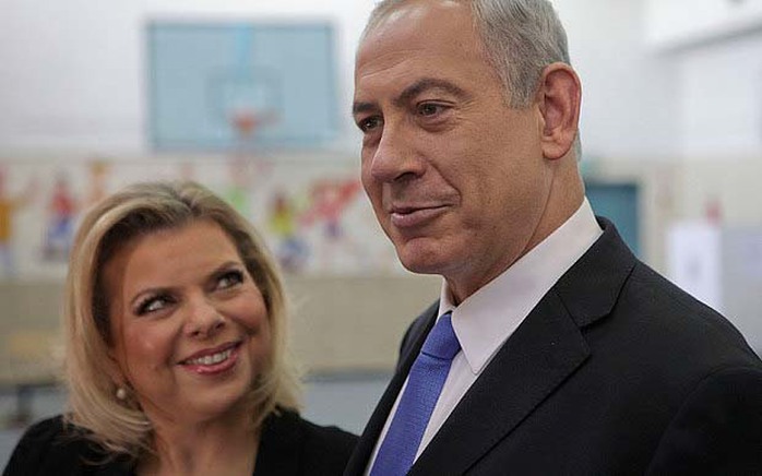 Thủ tướng Israel Benjamin Netanyahu (phải) cùng vợ là bà Sara. Ảnh:  AP