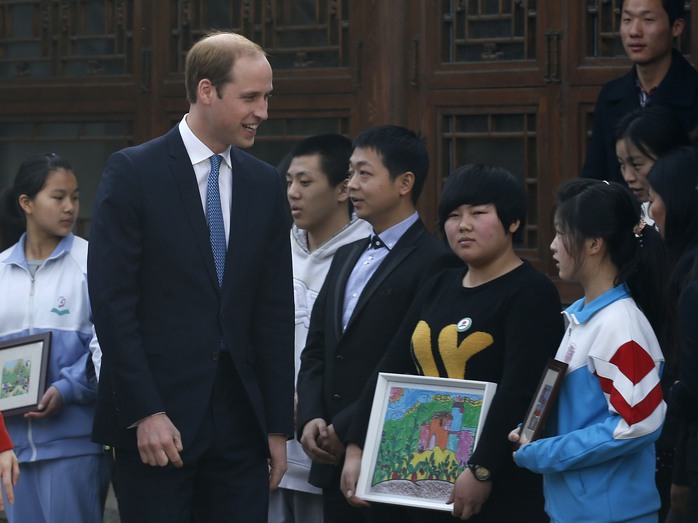 Hoàng tử William gặp một số trẻ em Trung Quốc tại Bắc Kinh hôm 2-3 Ảnh: Reuters