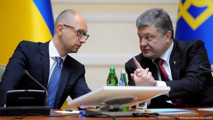 Bất đồng giữa Tổng thống Petro Poroshenko (phải) và Thủ tướng Arseniy Yatsenyuk của Ukraine ngày một sâu sắcẢnh: Reuters