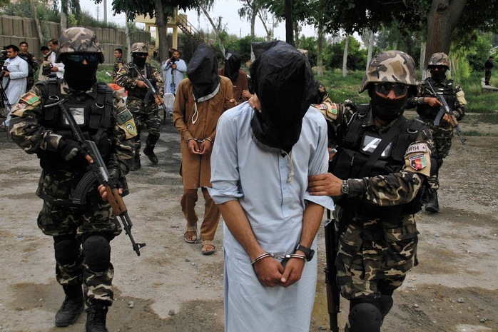Lực lượng an ninh Afghanistan bắt các phần tử nghi là tay súng Taliban Ảnh: EPA