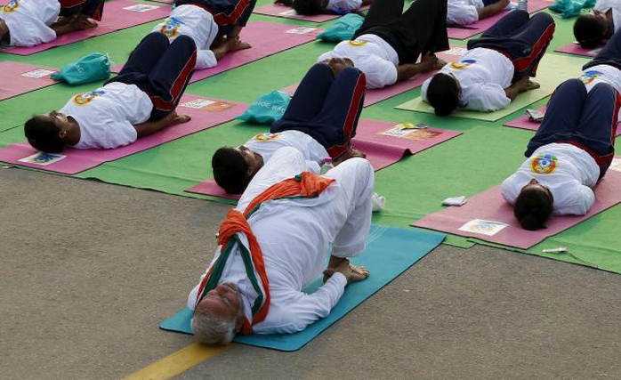 Thủ tướng Ấn Độ Narendra Modi diễn tập yoga tại New Delhi hôm 21-6 Ảnh: Reuters