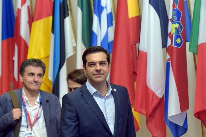 Thủ tướng Hy Lạp Alexis Tsipras (phải) và Bộ trưởng Tài chính Hy Lạp Euclid Tsakalotos rời cuộc họp tại Brussels - Bỉ hôm 13-7Ảnh: REUTERS